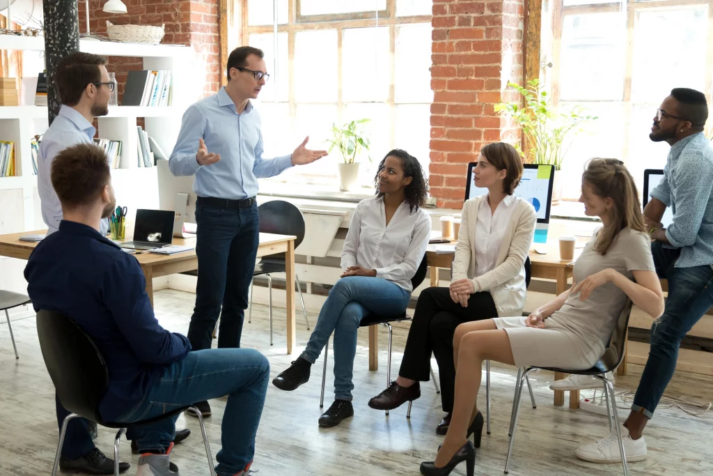 Coach ou manager en discussion inspirant avec ses équipes